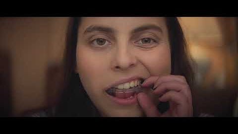 主演のケイトリンとビーニーの魅力が大爆発　映画『ブックスマート 卒業前夜のパーティーデビュー』冒頭映像