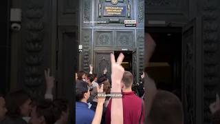 Why young Russians are holding apples in support of anti-war party