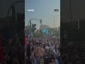 من الشرفات يساندون مظاهرة ضد الاحتلال