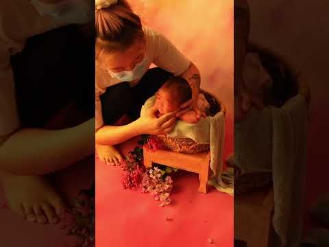 Video: Fotogrāfs uztver jaundzimušos kucēnus pirmajos 3 dzīves nedēļās