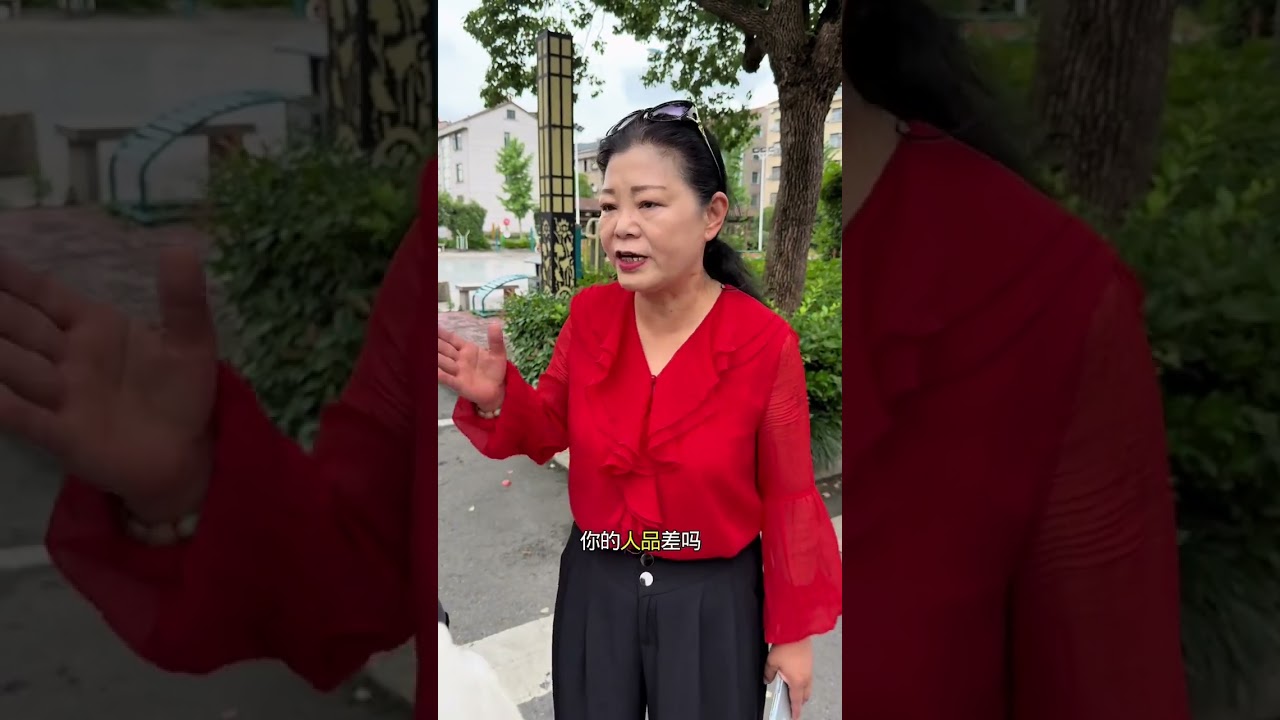 女孩上大学4年和农村小伙谈了三朋友！ 三年花了农村小伙20余万，毕业了竟问小伙要100万彩礼？母亲知道后修理女孩还小伙公道！