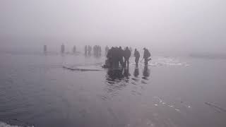 Оторвало лёд.Рыбаки спасали себя сами.На берегу помогали пожарные.