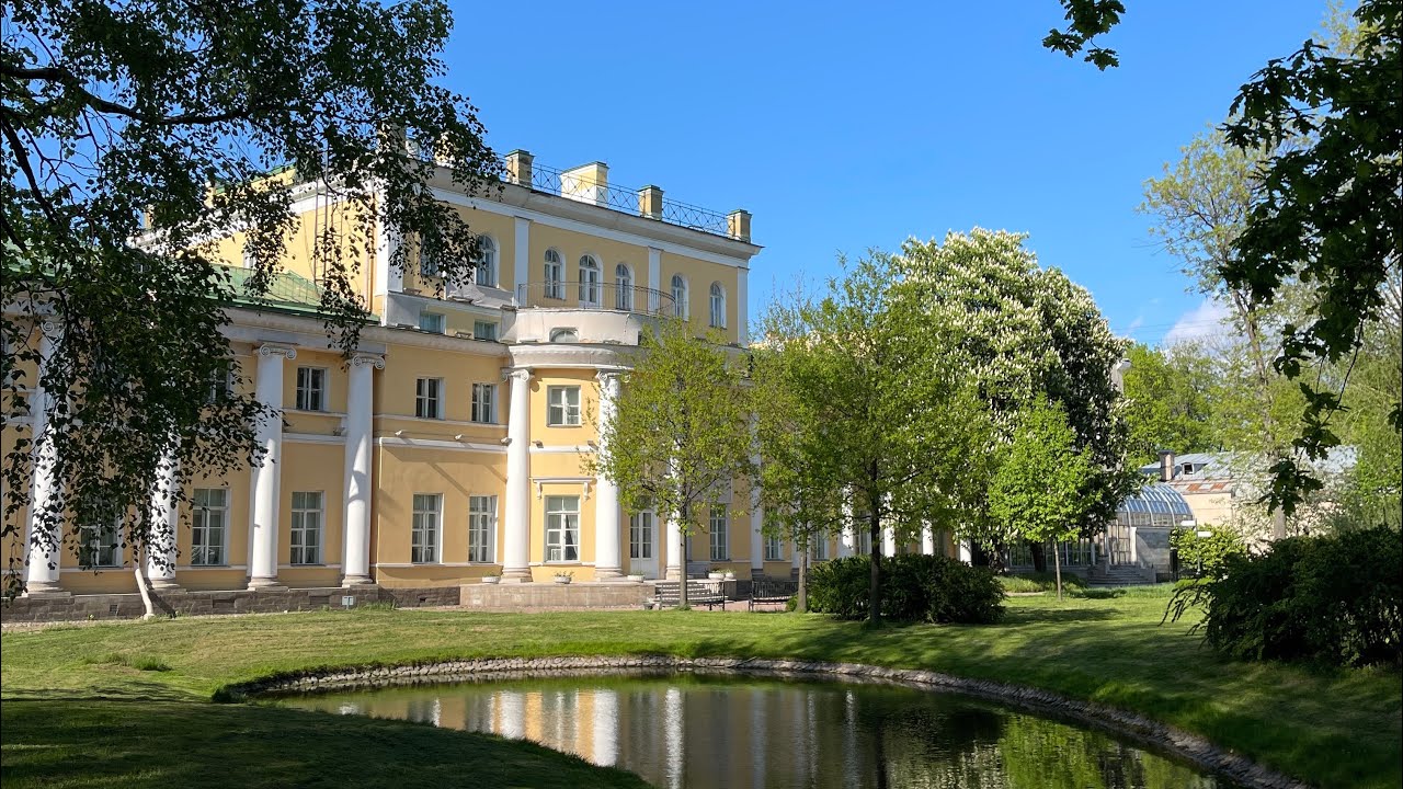 Walk Sunny Day. Museum Park Pushkin. And Streets St. Petersburg. 4K 60p. HDR.