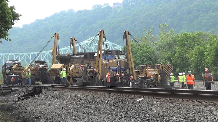 Hulcher Caterpillar crews raise UP AC4400CWCTE #5594 @ Sewickley, PA derailment site. 7/3/14 00023