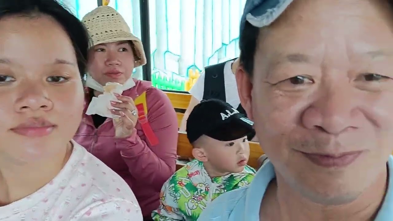 Thích thú khi tham quan khu du lịch suối Tiên bằng tàu lửa