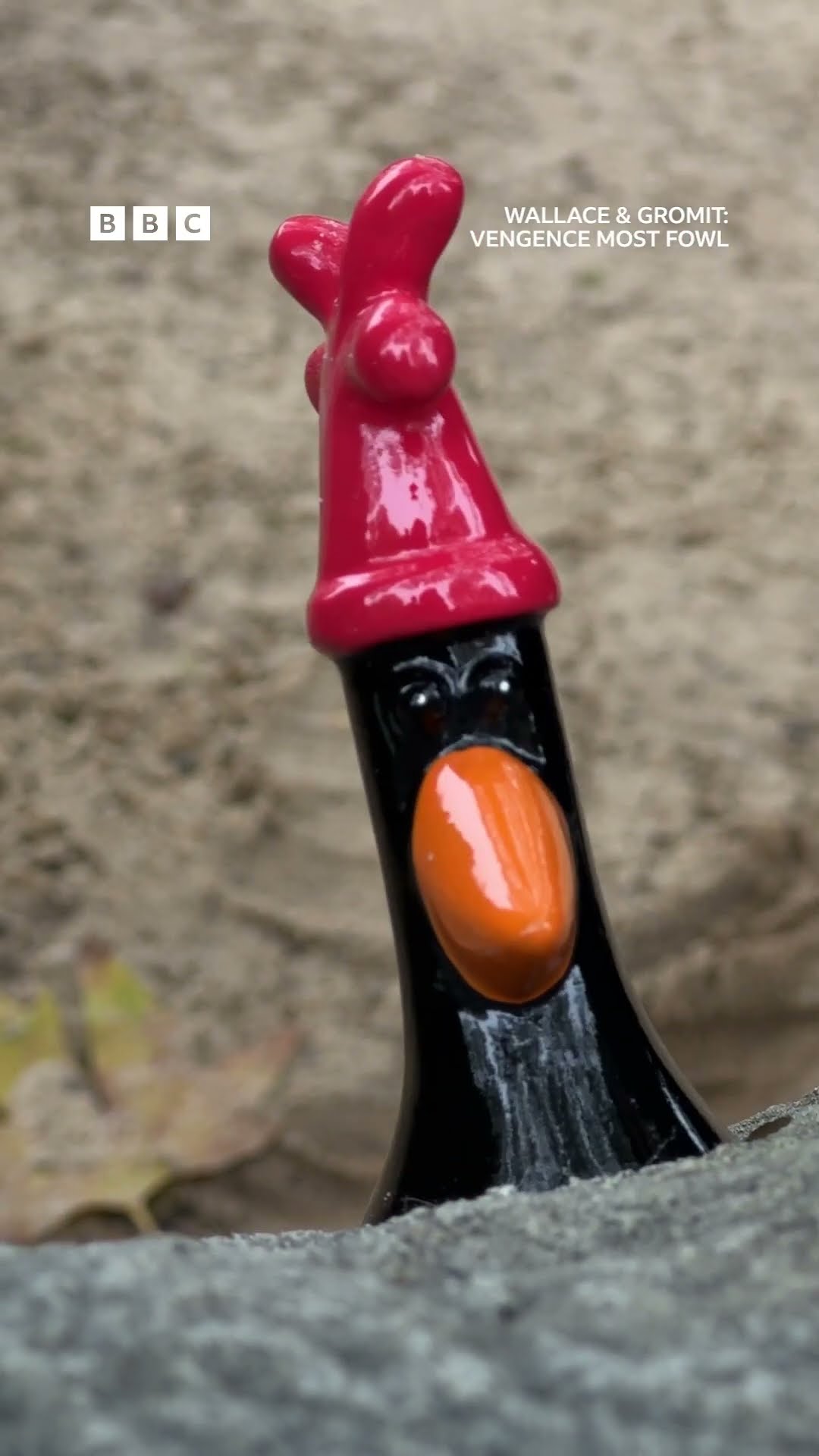 Feathers McGraw visits the penguins at the zoo