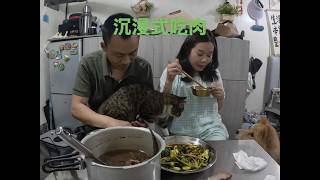 新疆车外刮大风沙尘暴，两人一猫一狗躲在8平米车厢里沉浸式吃肉