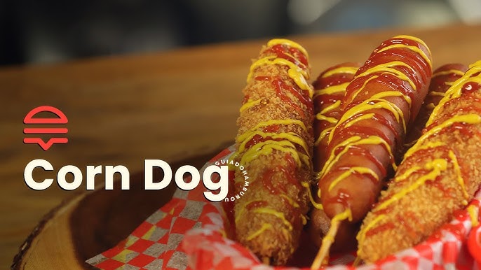 Corn dog é uma salsicha no palito com queijo mussarela, revestida com massa  de farinha e frita. comida de rua coreana de cachorro-quente