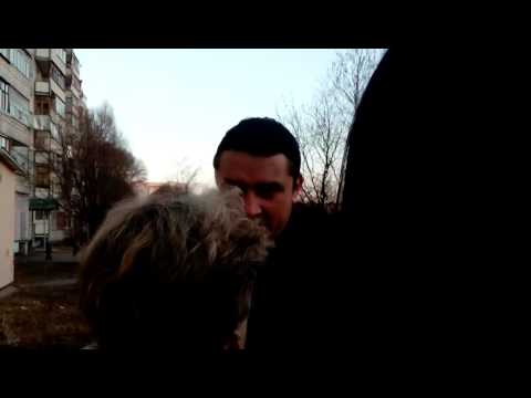 Сестра депутата Долженко выхватывает телефон