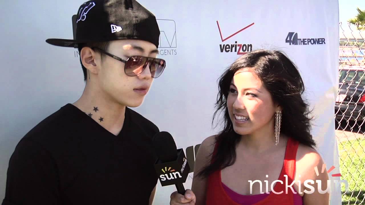 Ники Сан берет интервью у Джей Пака на выставке ISA LA 2011