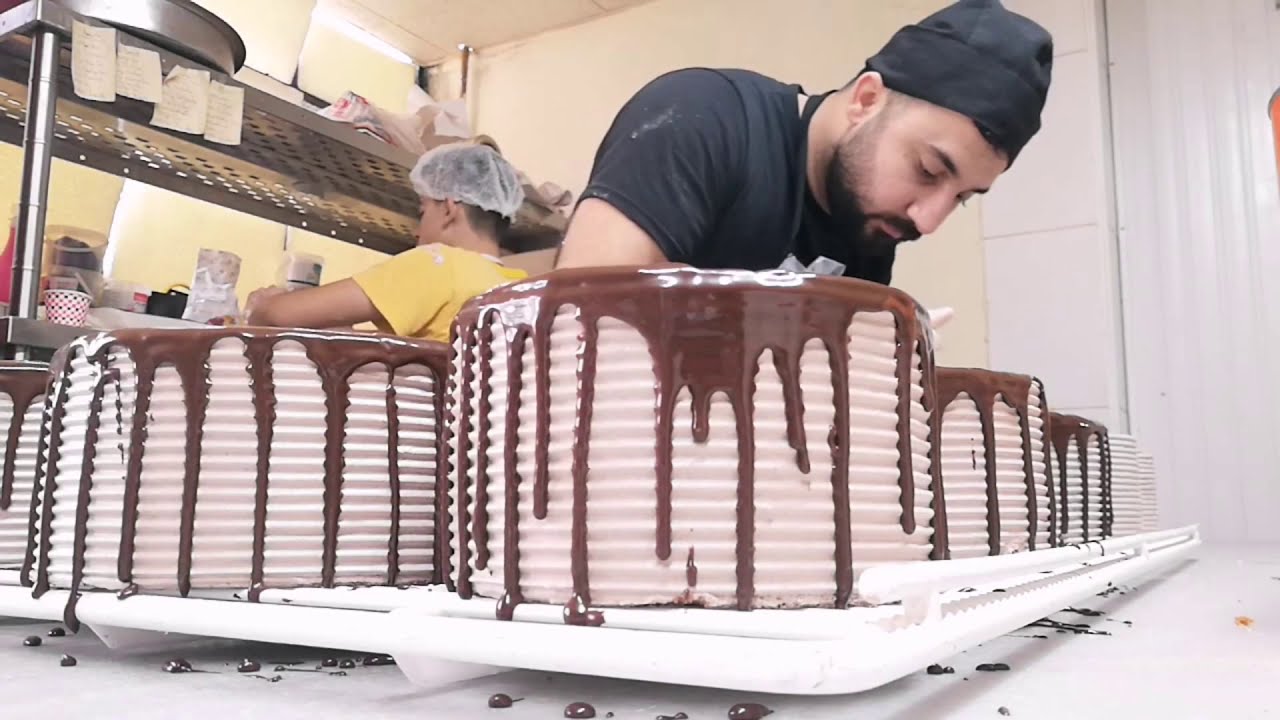 Yaş Pasta Negro Bisküvi Ve Çilekli Pasta Süsleme Çalışması YouTube