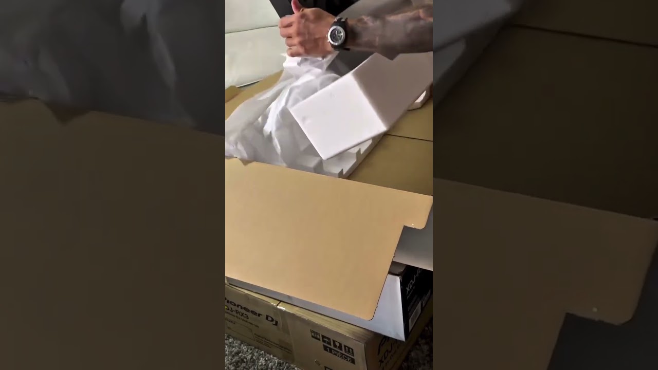 Unboxing XDJ-RX3 🎛