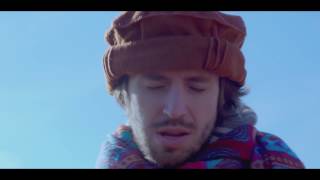Miniatura del video "Crystal Fighters - Lay Low (Acoustic in Madrid)"
