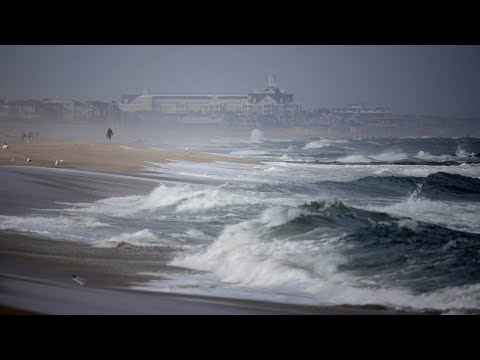 वीडियो: भूमध्य सागर के शानदार दृश्यों के साथ शानदार जेलीफ़िश हाउस
