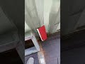 "Do container bruto à casa modular: Marcando os cortes."