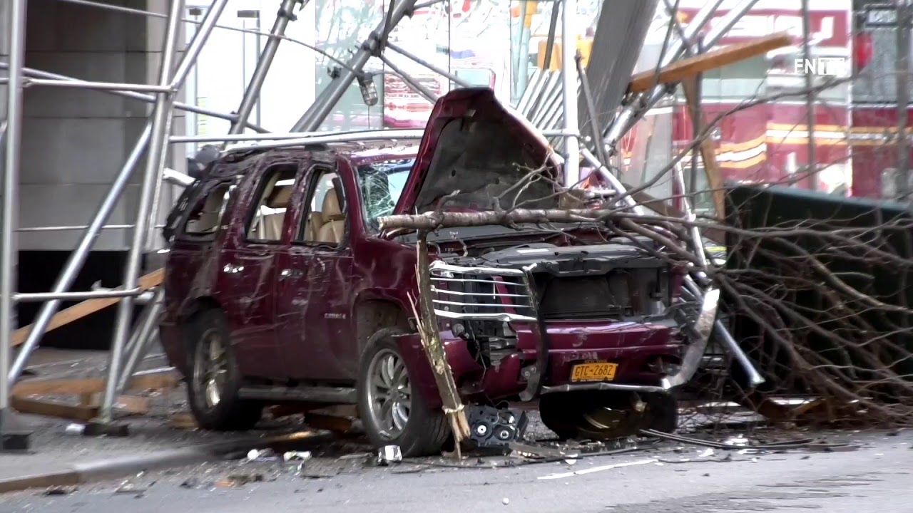 Two Injured after car Crash into Scaffolding in Manhattan - YouTube