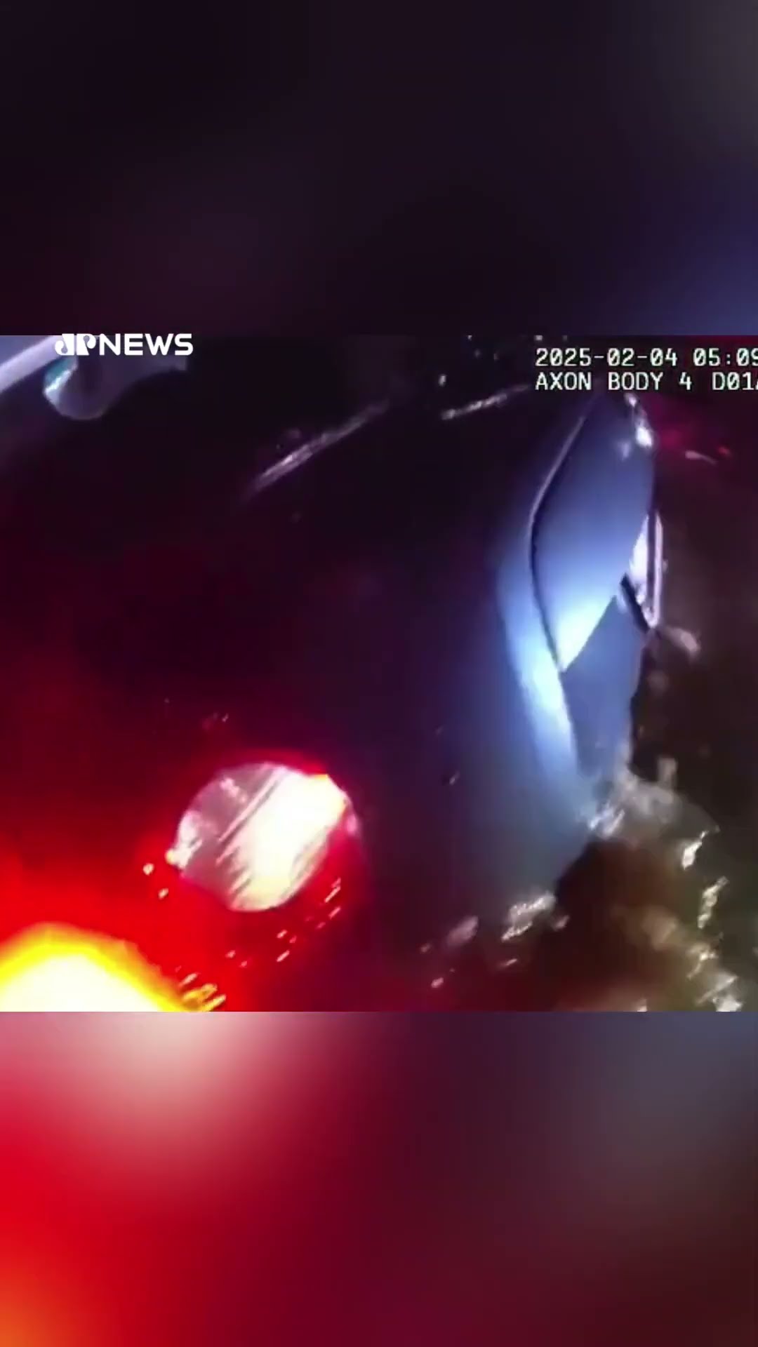 Policial resgata motorista presa em carro submerso na Califórnia #shorts