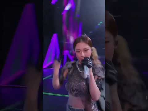 بيبي مونستر خلال اداهم Drip في حفل الماما Babymonster 