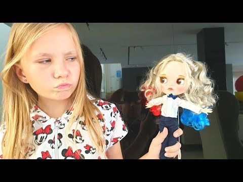 Необычные подарки от папы и яички для сестрички