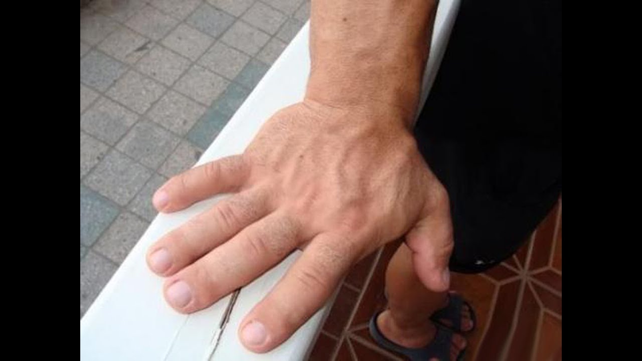 Длинный палец на ноге мужчины