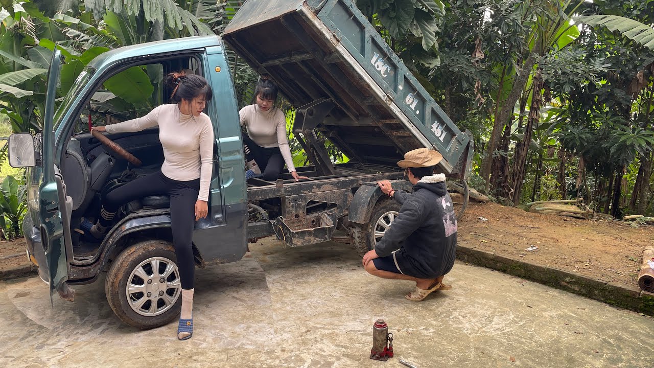 Genius girl helps a farmer fix a Vinaxuki car with stuck brakes