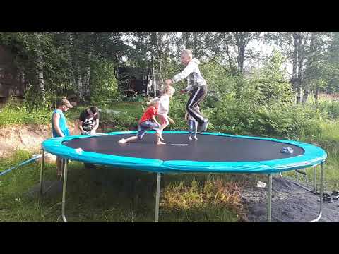 Дети на батуте Эклипс 16. Eclipse Space Green 16 FT