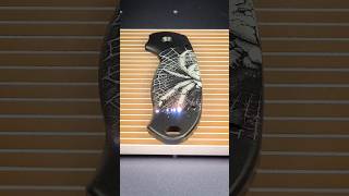 Engraving some Spyderco Para 3 scales with ... a spider 😂🕷