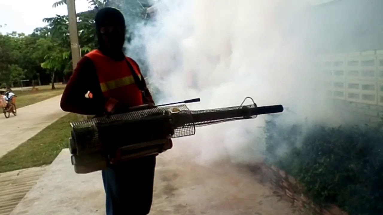 เทศบาลเมืองเดชอุดม มาพ่นยากันยุงในโรงเรียนเมืองเดช (หายใจแทบไม่ออก)