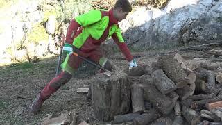 Splitting firewood with Fiskars x21 splitting axe!