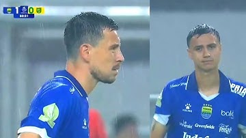 DEBUT DI GUYUR HUJAN!!Thom Haye dan Eliano Reijnders bersama persib Bandung 