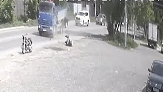 Камаз выбил мотоциклиста из седла. Real Video Камаз выбил мотоциклиста из седла. Real Video