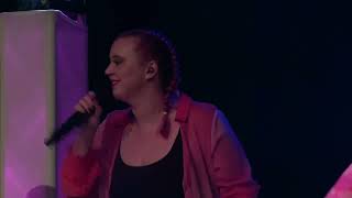 Zangeres Roos Story