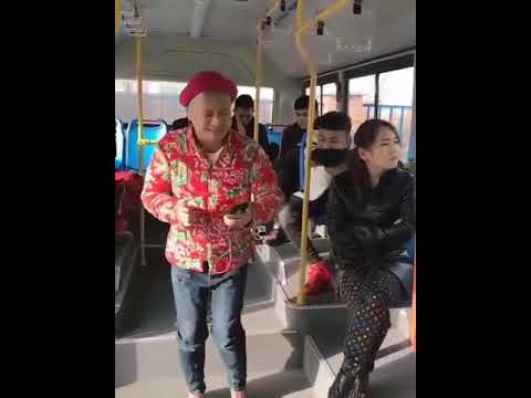 شخص يغني في الحافلة انظر ماذا سيحدت 😀😀😀