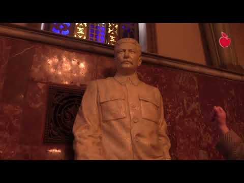 მუზეუმში ბელადის ძეგლს გვირგვინი დაუდგეს