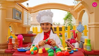 Claudia y Anuk juegan con el CHEF en un RESTAURANTE de juguete muy grande