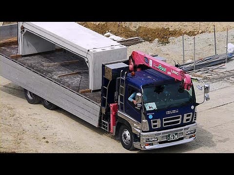 6 27up 大型ユニック車でコンクリ製の基礎構造体 の搬入 その横でユンボが埋め戻し作業 Cat3e 吹田市高野台 Youtube