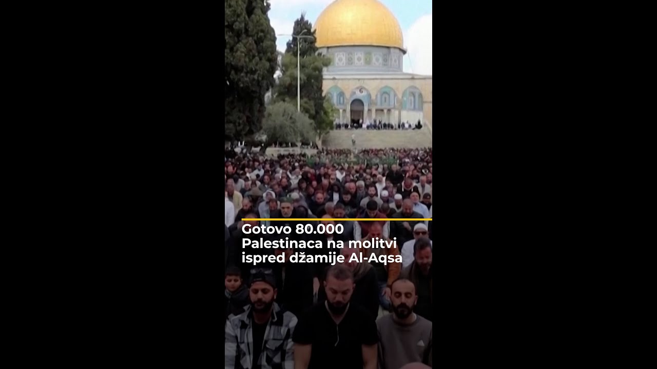 يؤدي نحو 80 ألف فلسطيني الصلاة أمام المسجد الأقصى