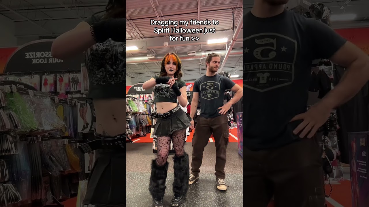 Dragging My Friends to Spirit Halloween🔛🔝 #spirithalloween #halloween #dance #spookyseason