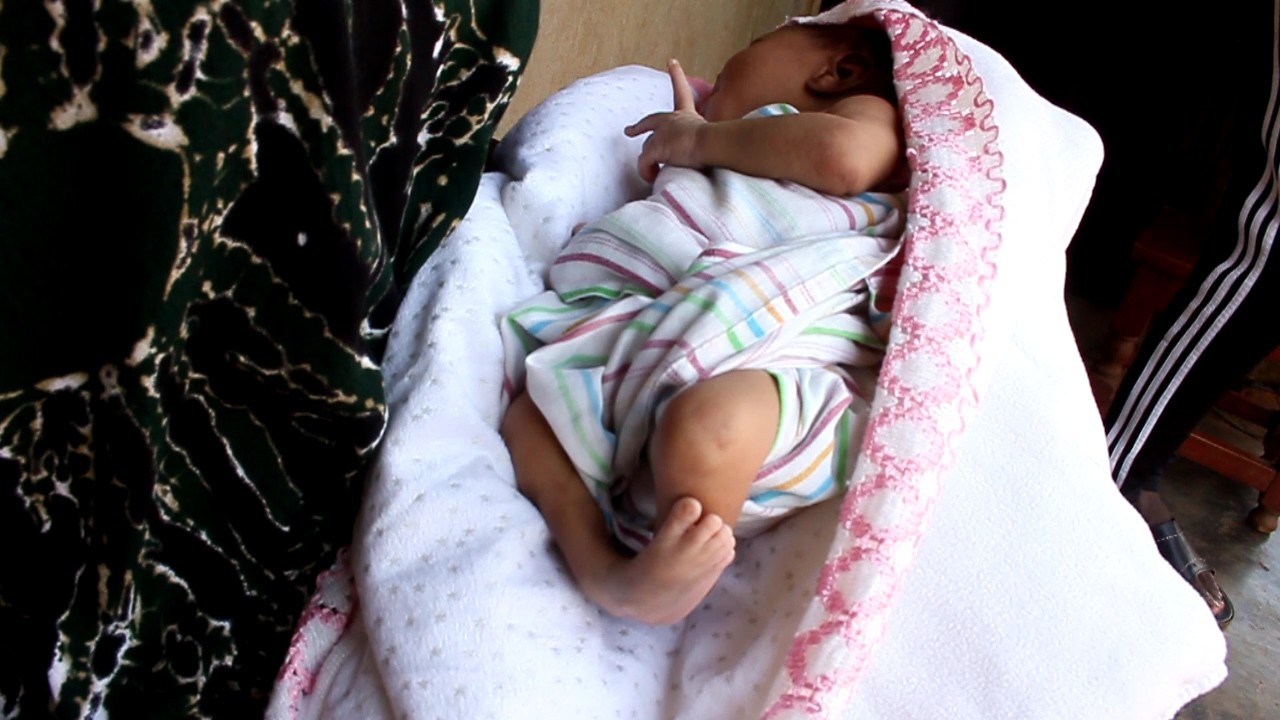 Maama wo'mwana eyazalidwa namagulu ageweta alimumaziga.Baawe yaduse waka,Anonya buyambi.