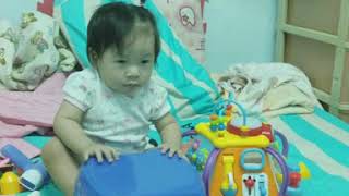 20200912把自己雙腳放在玩具箱裡跪著《1y1m25d》