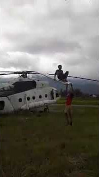 Asli lucu anak papua bermain ayunan dengan baling baling helikopter