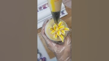 How to piping flower cupcake? Use kowanii decorating tip #222 and russian piping tip.
