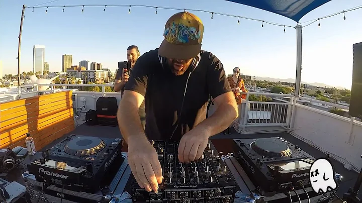 Seshling x Neon Skyline: Sean Watson