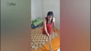 Pagi ini bunda sedang membersihkan lantai rumah