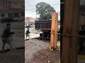 🚛🪨 DESCARREGANDO O PRIMEIRO CAMINHÃO DE PEDRA!Mais uma etapa importante na obra do Alhio Eletro