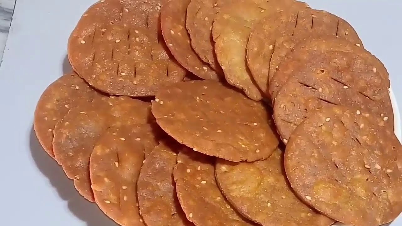 गेहूं के आटे और गुड़ की खस्ता पुड़ी । चाय के साथ खाएं या सफर में लेजाए ।।