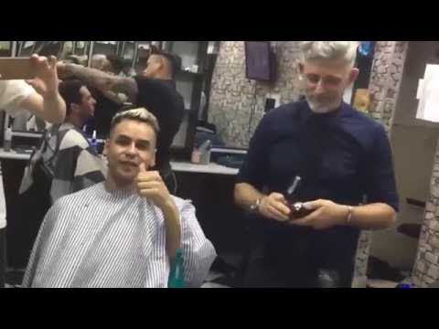 David va a cortarse el pelo a Il Figaro, ahí se escucha De La Calle!