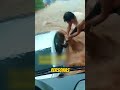 Un auto cayo en estas aguas y se esta hundiendo con personas dentro