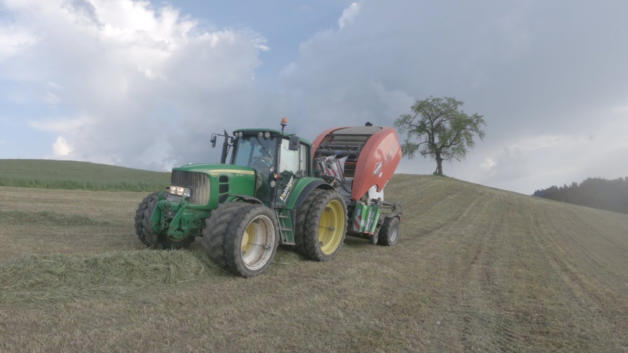 Siloballen Pressen am Hang mit John Deere & Kuhn I-Bio +   | Erster Schnitt 2023 | Schweiz