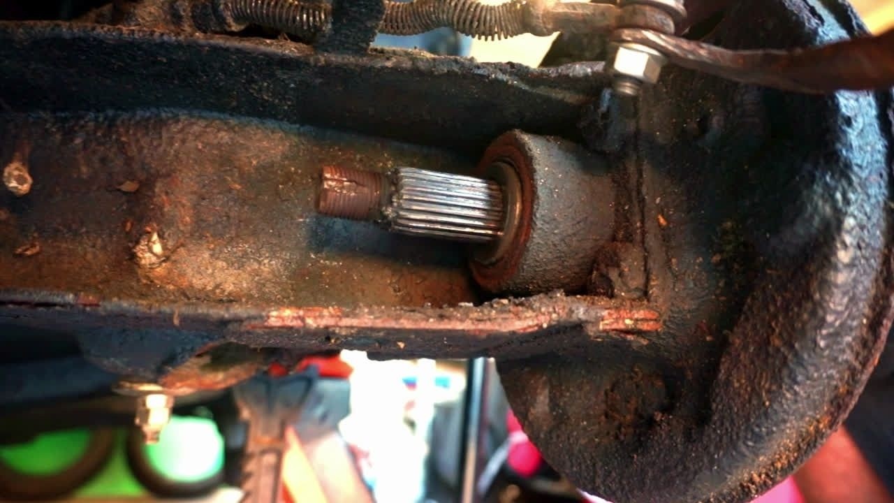 Fiat 126p co tak huczy z tyłu ? Jak wymienić łożyska w tylnej piaście ?